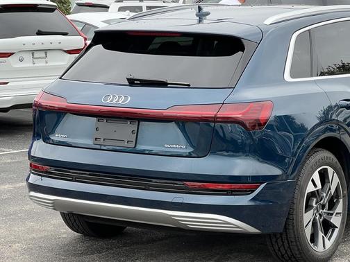 2022 Audi e-tron Premium Plus