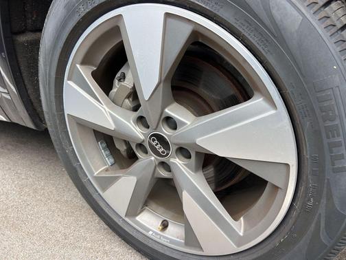 Manhattan Gray Metallic 2023 Audi Q5 40 Premium