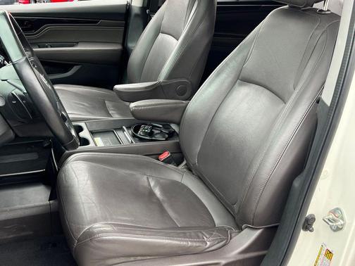 White Diamond Pearl 2019 Honda Odyssey Elite