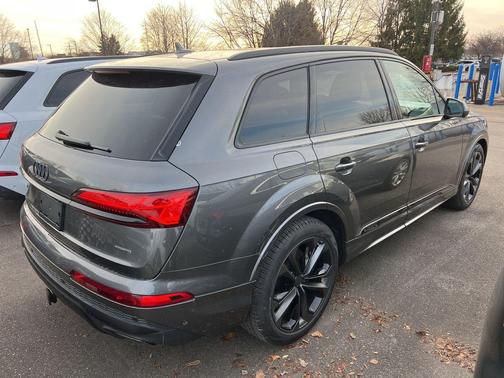 Samurai Gray Metallic 2026 Audi Q7 55 Premium Plus