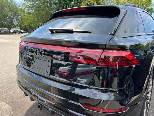 Mythos Black Metallic 2027 Audi Q8 55 Premium Plus