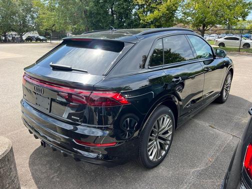 Mythos Black Metallic 2027 Audi Q8 55 Premium Plus