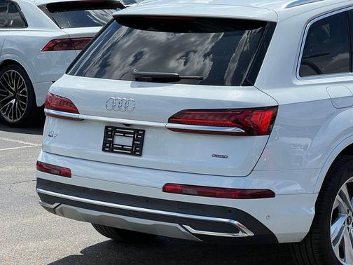 Glacier White Metallic 2023 Audi Q7 55 Premium