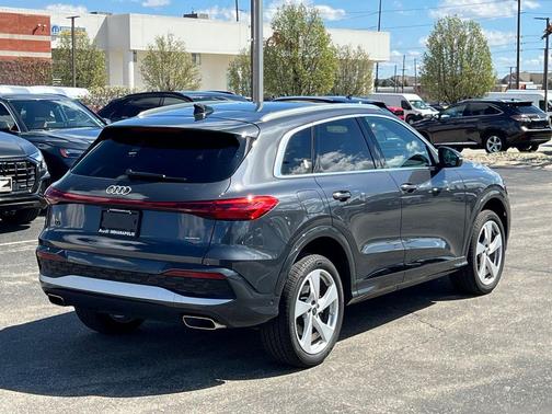 Tambora Gray Metallic 2025 Audi Q5 Premium Plus TFSI quattro S tronic