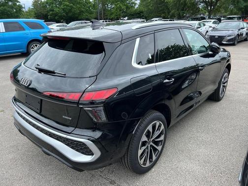 Mythos Black Metallic 2026 Audi Q3 TFSI quattro S tronic