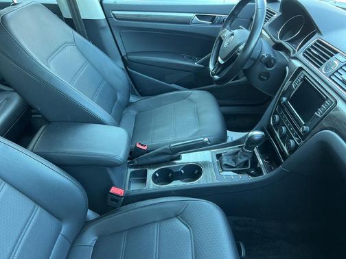 2016 Volkswagen Passat 1.8T SE w/Technology