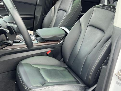 Glacier White Metallic 2023 Audi Q8 55 Premium