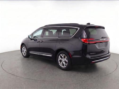 Brilliant Black Crystal Pearlcoat 2023 Chrysler Pacifica Limited