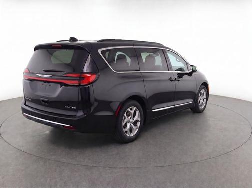 Brilliant Black Crystal Pearlcoat 2023 Chrysler Pacifica Limited
