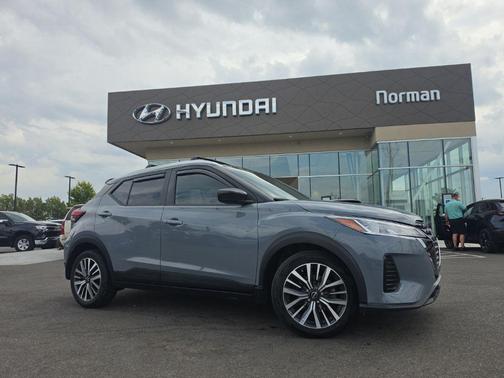Gray/Super Black 2022 Nissan Kicks SV