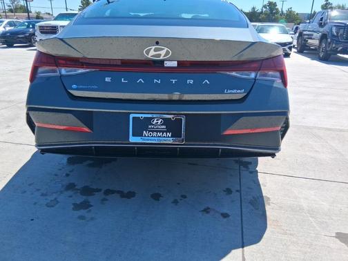 2025 Hyundai ELANTRA Limited