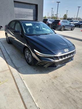 Abyss Black 2026 Hyundai ELANTRA SE