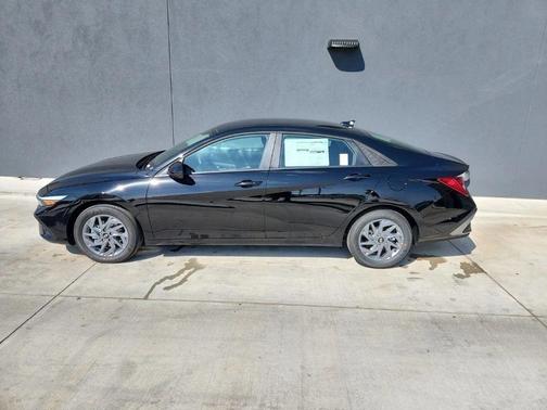 Abyss Black 2026 Hyundai ELANTRA SE