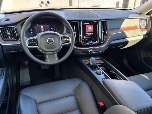 2023 Volvo XC60 B5 Plus Bright Theme