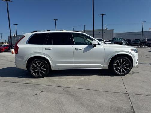 2016 Volvo XC90 T6 Momentum