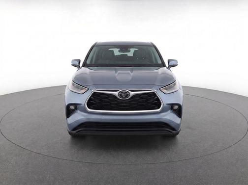 Moon Dust 2023 Toyota Highlander LE