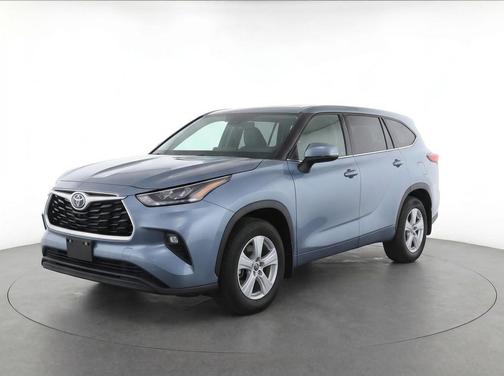 Moon Dust 2023 Toyota Highlander LE