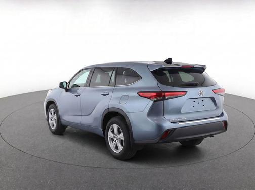 Moon Dust 2023 Toyota Highlander LE