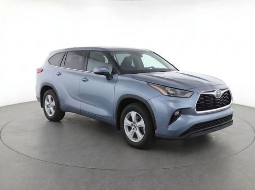Moon Dust 2023 Toyota Highlander LE
