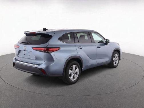 Moon Dust 2023 Toyota Highlander LE