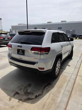 Bright White Clearcoat 2021 Jeep Grand Cherokee Laredo