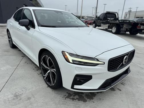 2024 Volvo S60 B5 Plus Dark Theme