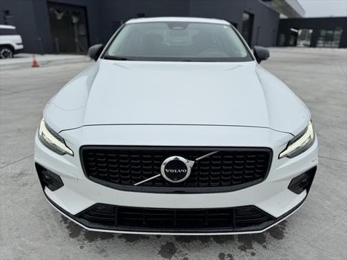 2024 Volvo S60 B5 Plus Dark Theme