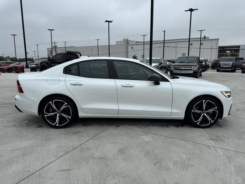 2024 Volvo S60 B5 Plus Dark Theme