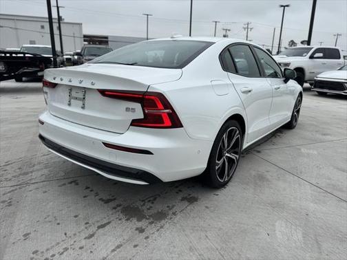 2024 Volvo S60 B5 Plus Dark Theme