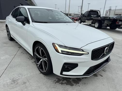 2024 Volvo S60 B5 Plus Dark Theme