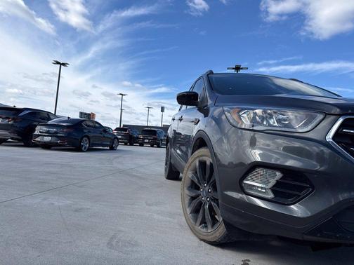 Magnetic 2018 Ford Escape SE
