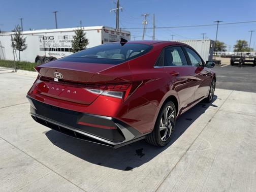 2025 Hyundai ELANTRA SEL