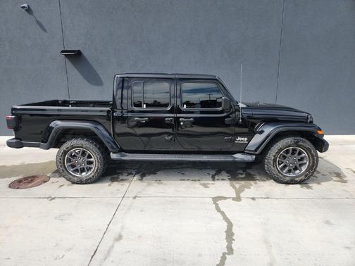 Black Clearcoat 2020 Jeep Gladiator Overland
