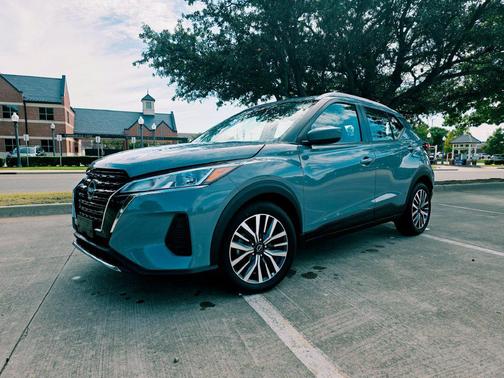 Boulder Gray Pearl 2023 Nissan Kicks SV