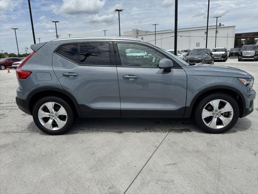 2021 Volvo XC40 T5 Momentum