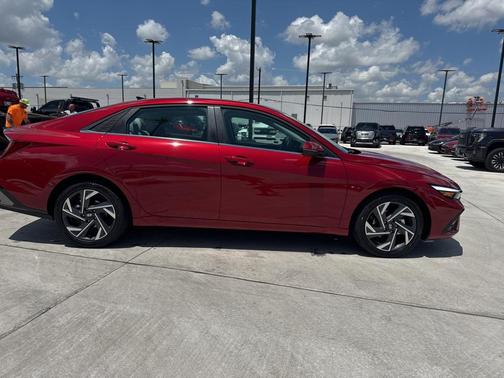 2025 Hyundai ELANTRA Limited
