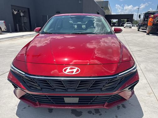 2025 Hyundai ELANTRA Limited