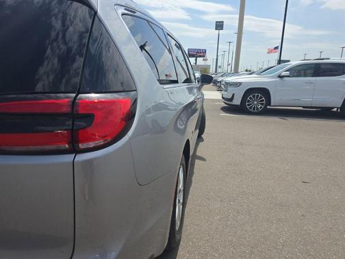 Billet Silver Metallic Clearcoat 2021 Chrysler Pacifica Touring L