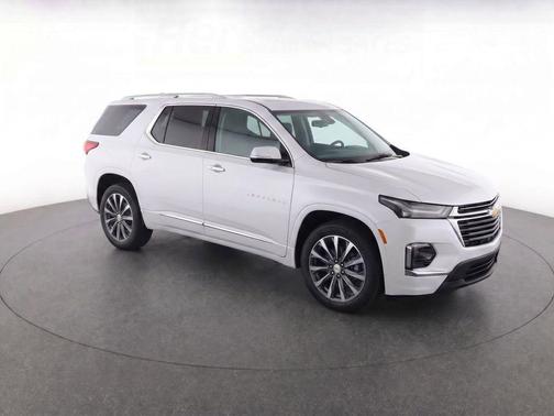 Iridescent Pearl Tricoat 2023 Chevrolet Traverse Premier