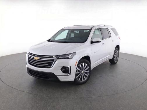 Iridescent Pearl Tricoat 2023 Chevrolet Traverse Premier