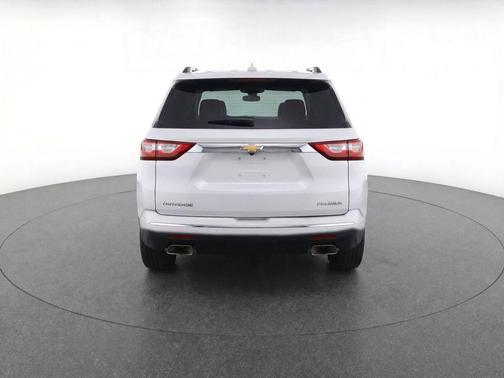 Iridescent Pearl Tricoat 2023 Chevrolet Traverse Premier