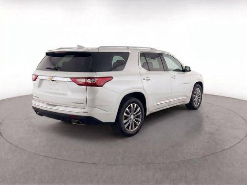 Iridescent Pearl Tricoat 2023 Chevrolet Traverse Premier