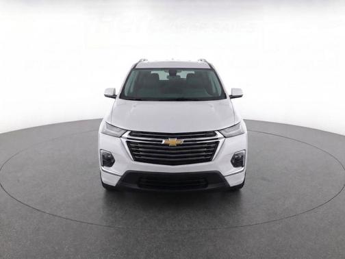 Iridescent Pearl Tricoat 2023 Chevrolet Traverse Premier