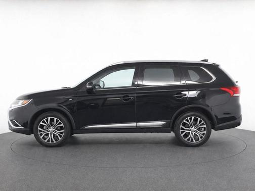 Labrador Black Pearl 2017 Mitsubishi Outlander GT