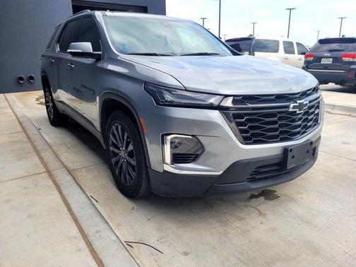 Sterling Gray Metallic 2023 Chevrolet Traverse RS