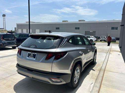 Shimmering Silver 2026 Hyundai TUCSON SE