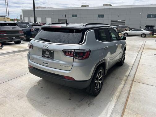 Silver Zynith Metallic Clearcoat 2025 Jeep Compass Limited
