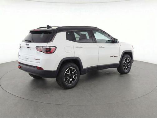 Bright White Clearcoat 2025 Jeep Compass Trailhawk