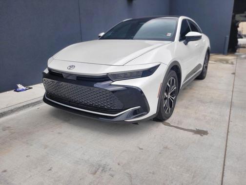 Oxygen White 2023 Toyota Crown Limited