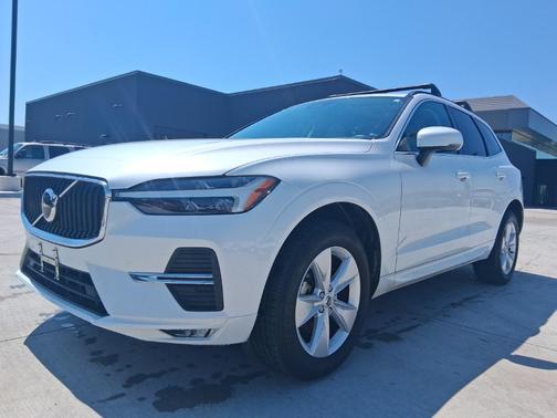 2022 Volvo XC60 B5 Momentum
